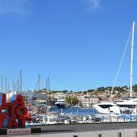 Chez Hugo Confortable Clim, Wifi, Parking, Centre Ville, Commerces, Port, Plages A Pieds Apartment